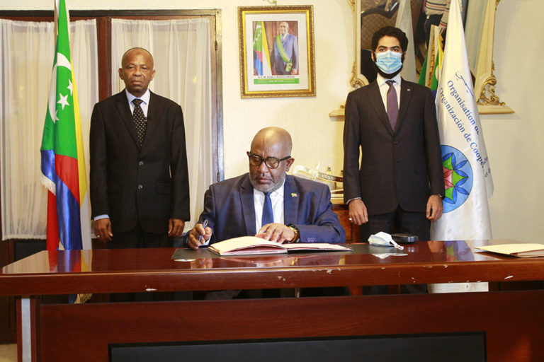 Le Président des Comores signe un instrument d’acceptation de la Charte constitutive de l’OCE