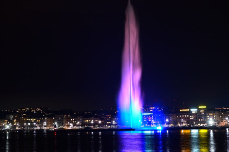 Jet d’eau à Genève illuminé aux couleurs de l’OCE à l’occasion de l’ouverture de l’Assemblée Générale